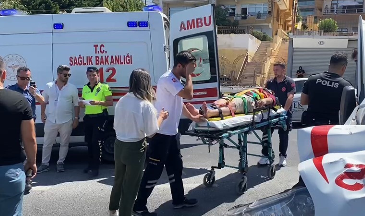 Büyükçekmece’de ambulans otomobile çarptı: 4 yaralı