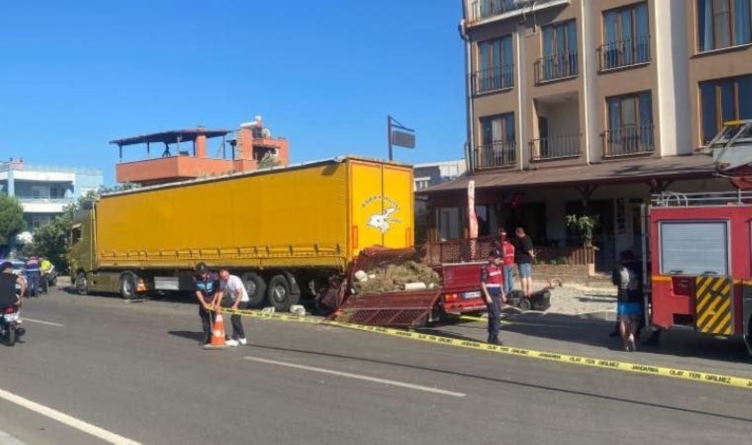Çanakkale’de otomobile ve park halindeki tıra çarpan kamyonetteki 2 kişi öldü