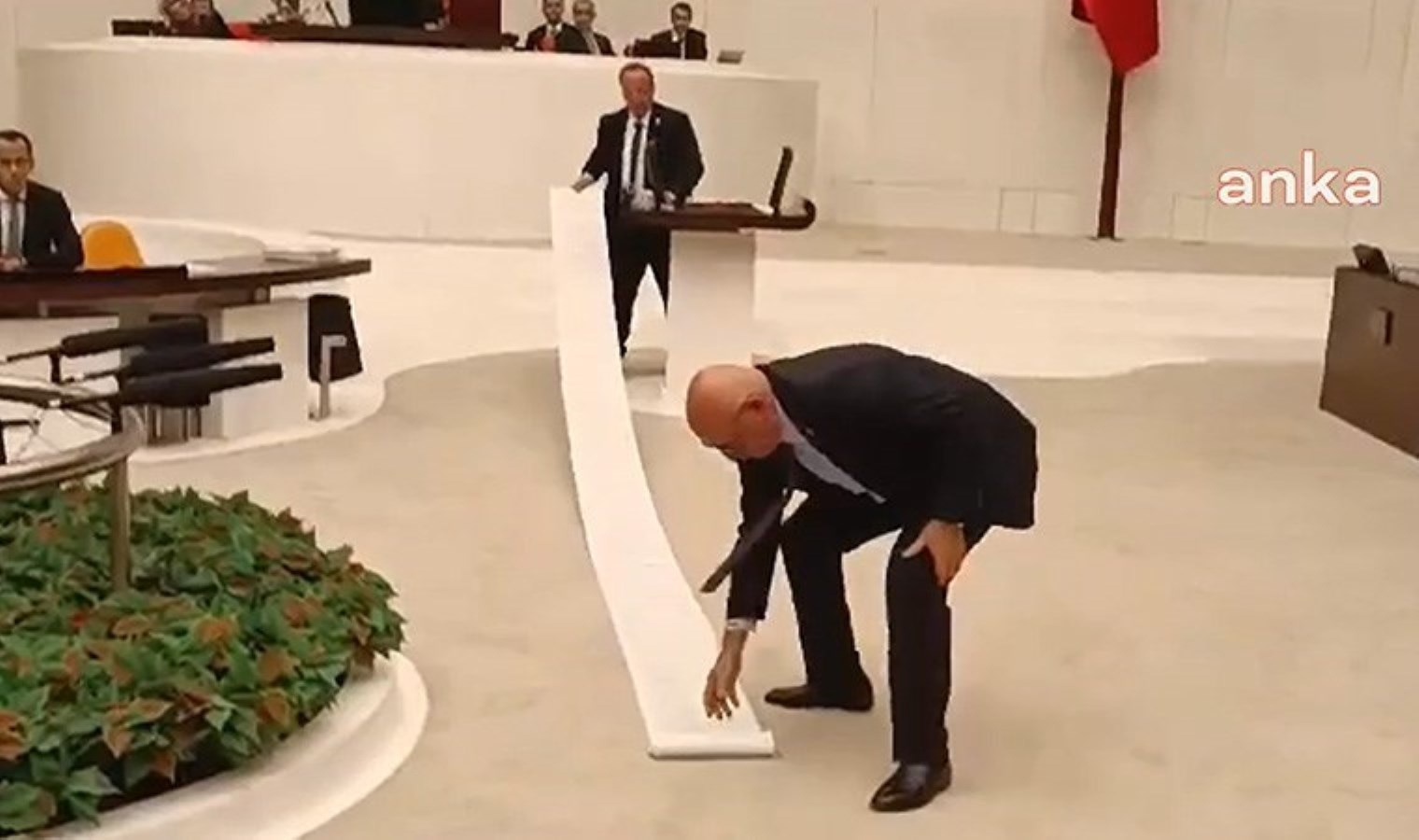 Cevdet Akay, TBMM’de Türkiye’de yakalanan uluslararası çete liderlerinin 20,5 metrelik listesini açtı