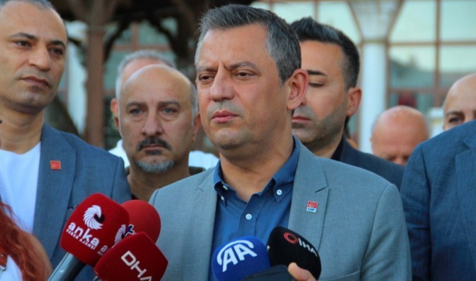 CHP üyesine silahlı saldırı… Özgür Özel’den ilk açıklama: ‘Görülen tek şey acizliğiniz ve çaresizliğinizdir’