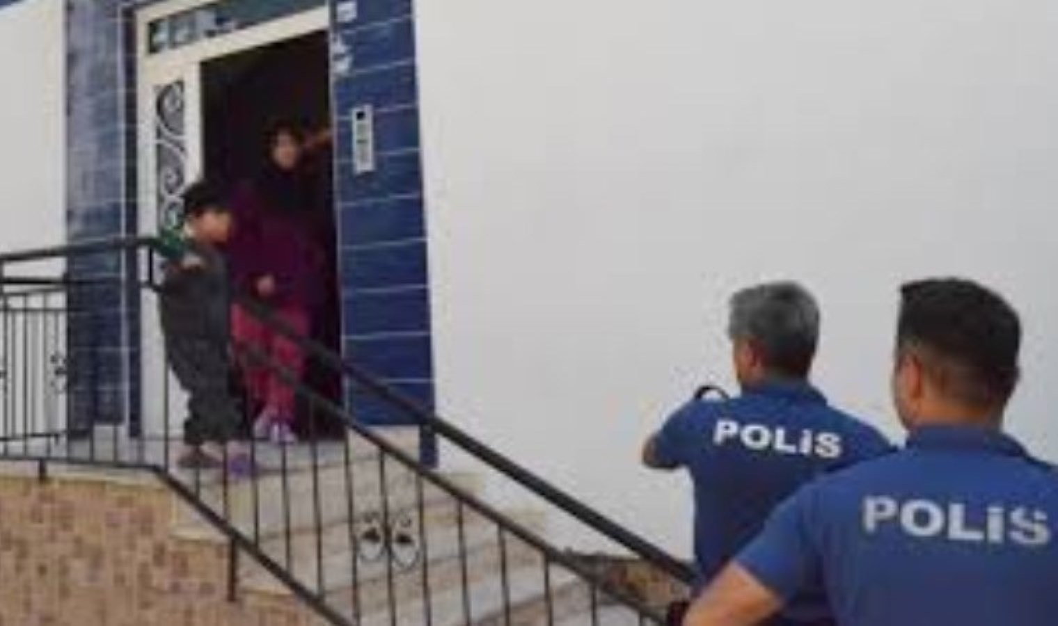 Çocuklar oturdukları evi yaktı: Komşularla kavgaya polis müdahale etti