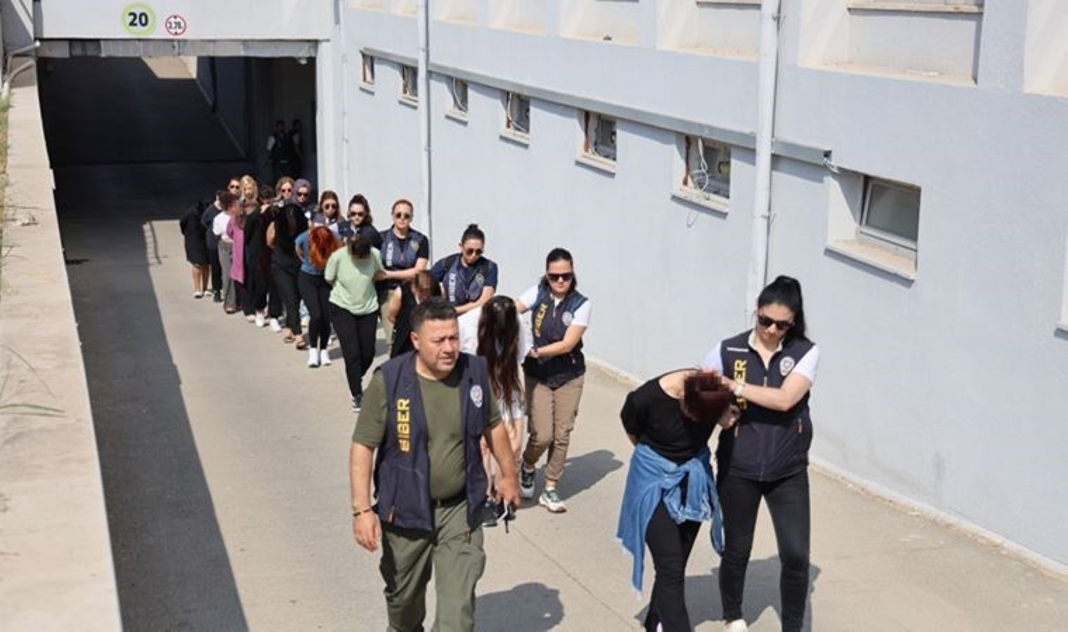 Dev yasa dışı bahis operasyonu: 83 kişiye tutuklama, 553 milyon liralık mal varlığına tedbir