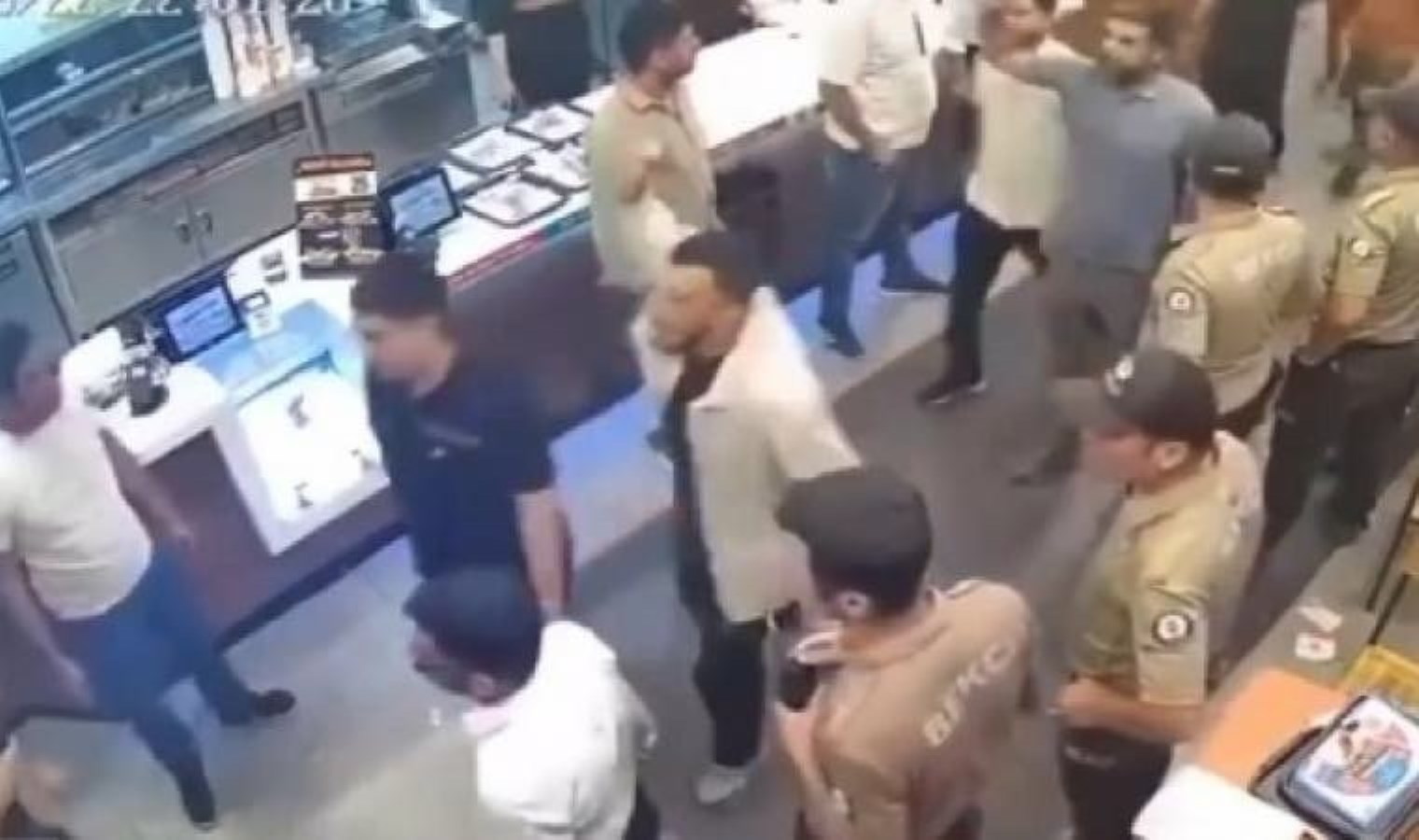 Diyarbakır’da bazı işletmelerin şubelerine saldıran 16 kişi serbest bırakıldı