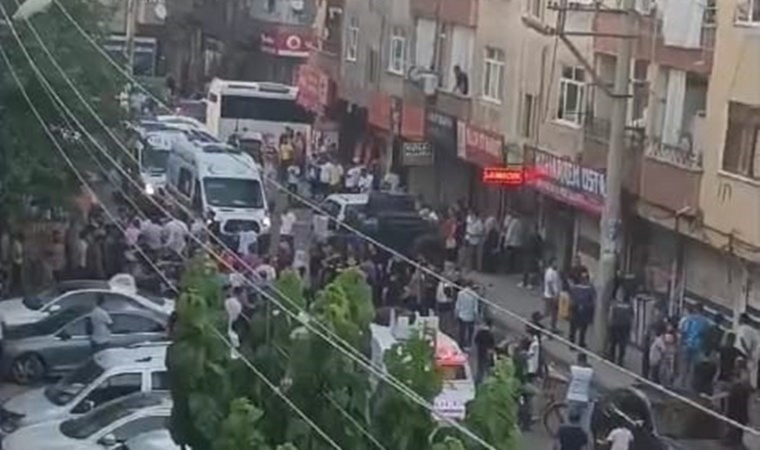 Diyarbakır’da iki grup arasında tekmeli yumruklu kavga!