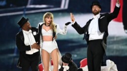 Dünyaca ünlü şarkıcı Taylor Swift’in konserinde yeni olay! Sahnede yanlışlıkla böcek yuttu