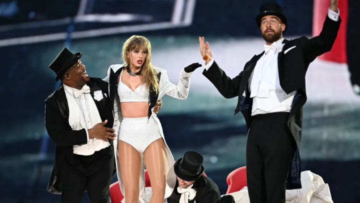 Dünyaca ünlü şarkıcı Taylor Swift’in konserinde yeni olay! Sahnede yanlışlıkla böcek yuttu
