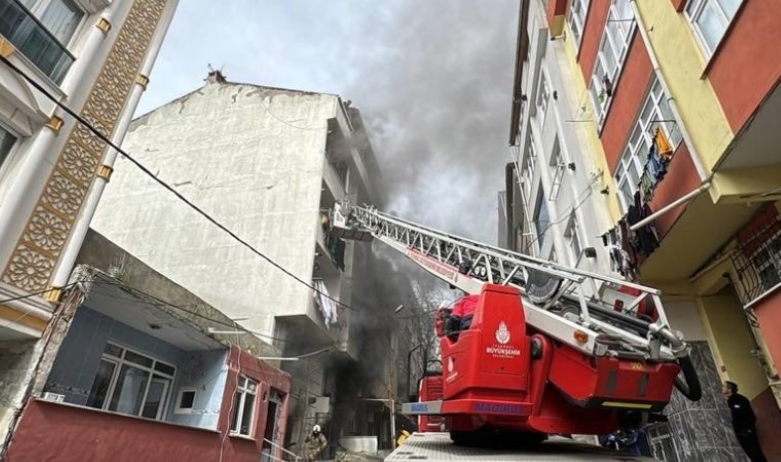 Esenyurt’ta 5 katlı binada çıkan yangın söndürüldü