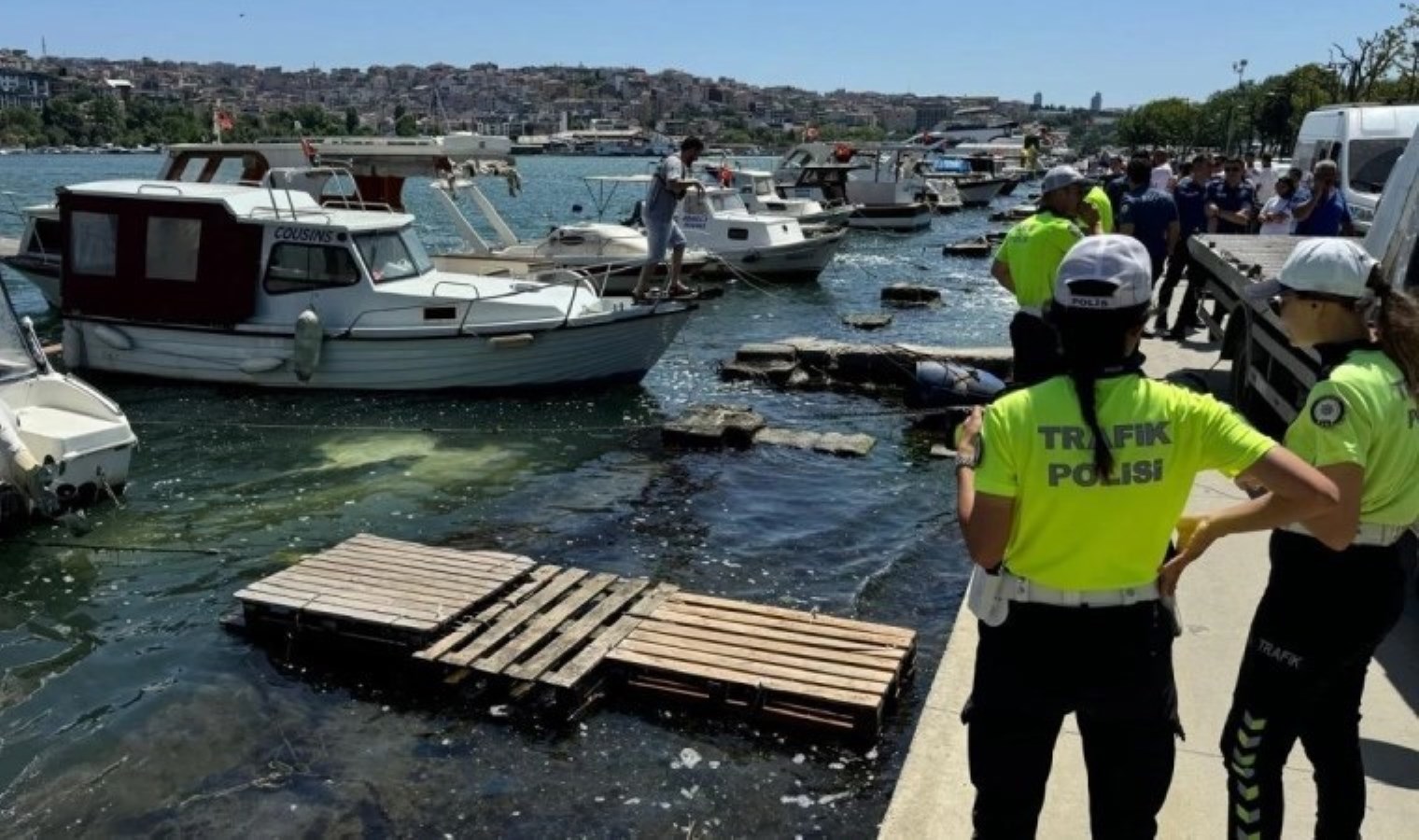 Fatih’te park edilmek istenen otomobil denize düştü
