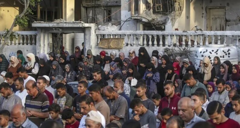 Fotoğraflarla dünyada Kurban Bayramı: Yıkık camide bayram namazı