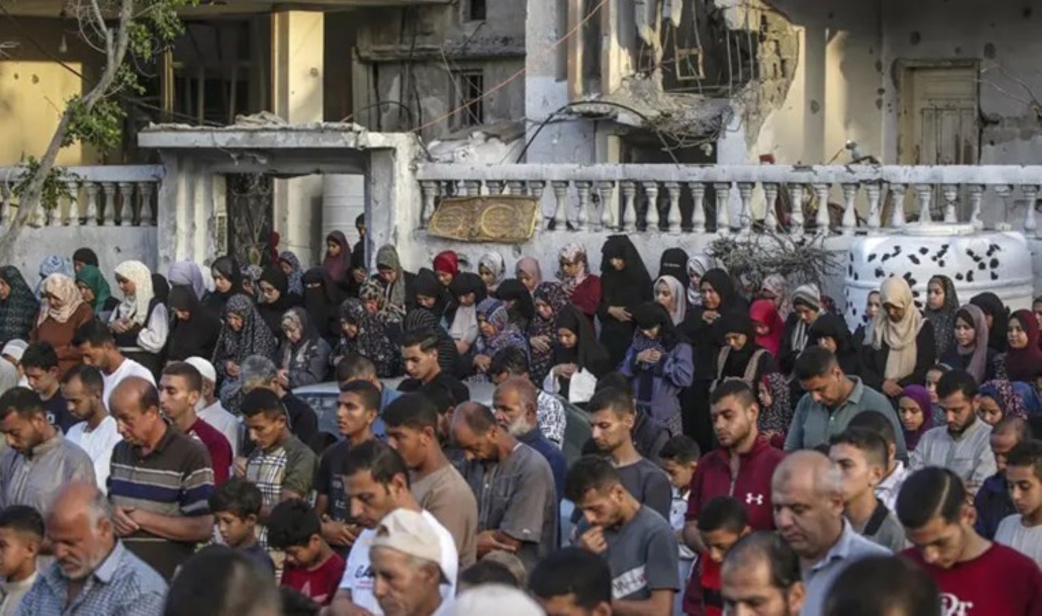 Fotoğraflarla dünyada Kurban Bayramı: Yıkık camide bayram namazı