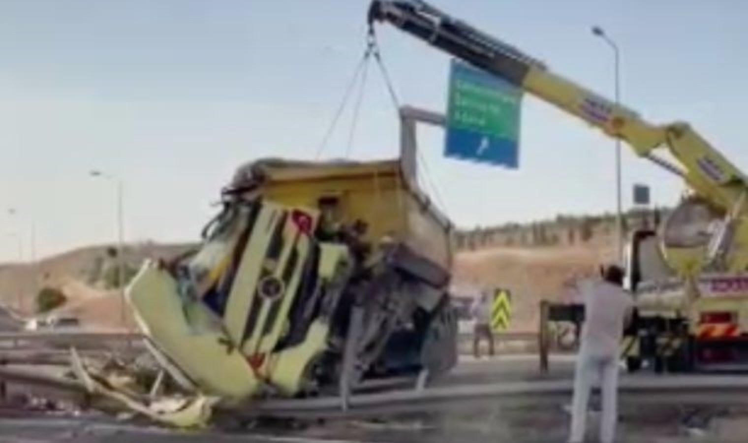 Gaziantep’te kamyon, çarptığı TIR’ın üstünde asılı kaldı: 1 ölü, 2 yaralı
