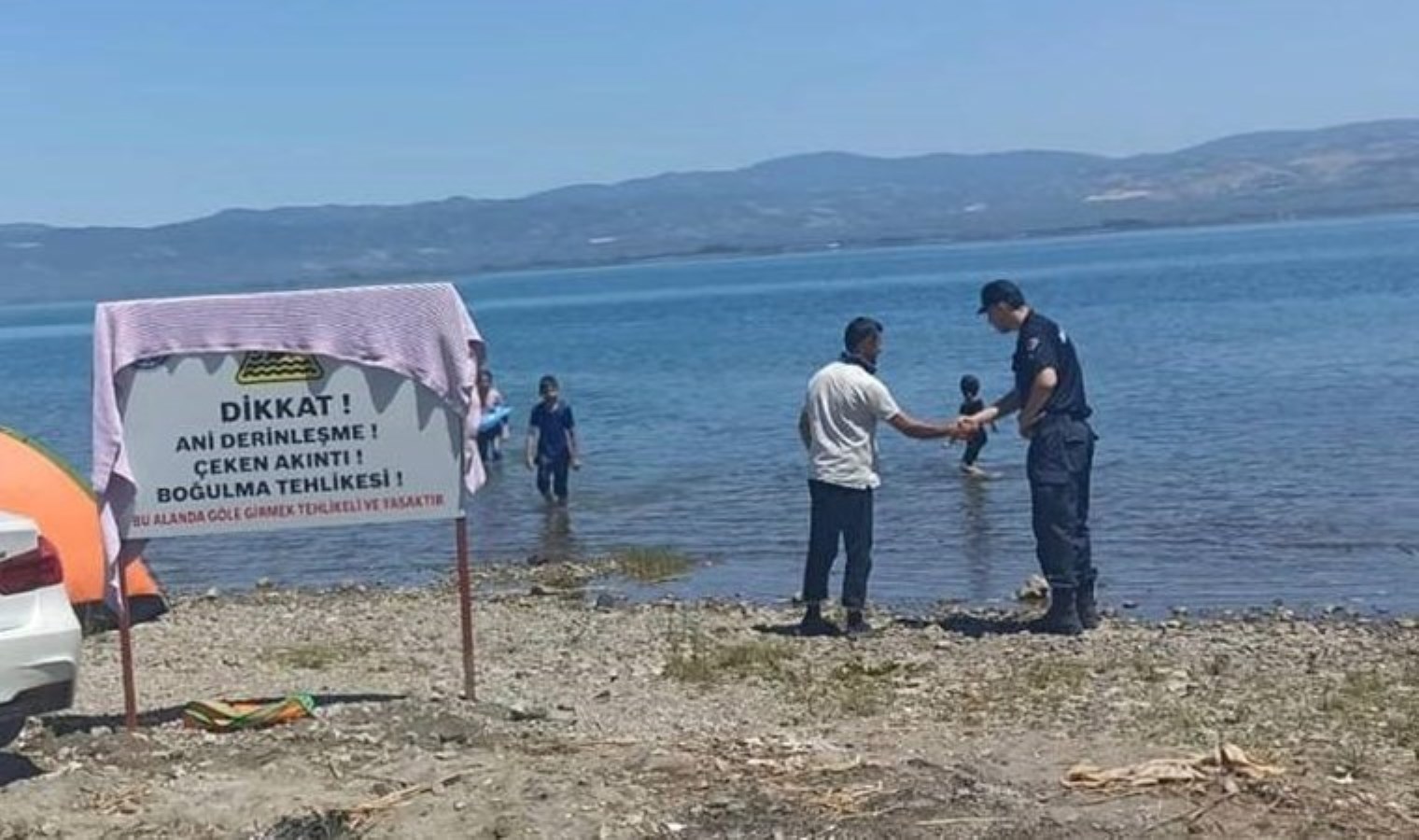 Göle girilmez tabelasına havlu asıp yüzdüler