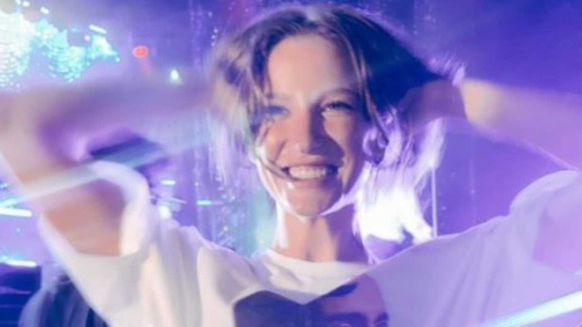 Güzel oyuncu Serenay Sarıkaya sevgilisi Mert Demir’in konserine gitti!