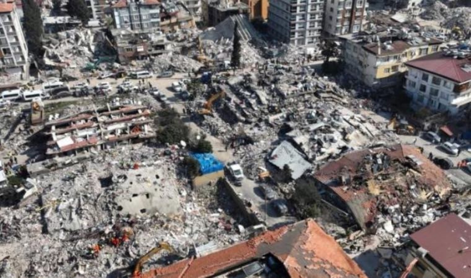 Hatay’da 51 kişiye mezar olan apartmanın müteahhidi: “Teslim etmem gereken devlet ihale işleri ve TOKİ işim var, tahliyemi talep ediyorum”