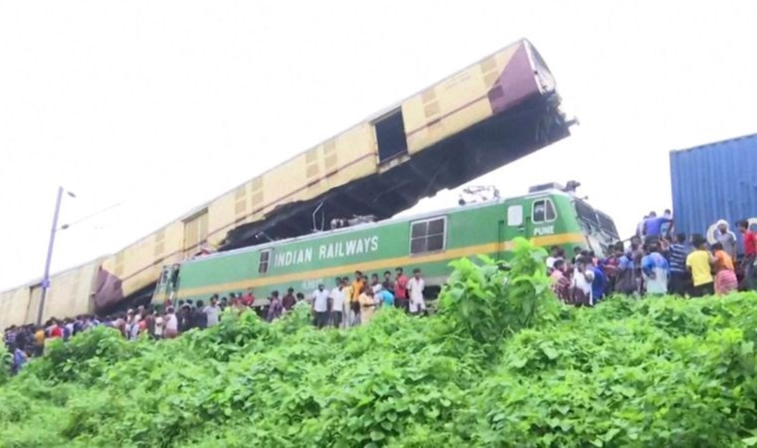 Hindistan’da iki tren çarpıştı: Ölenler ve yaralananlar var!