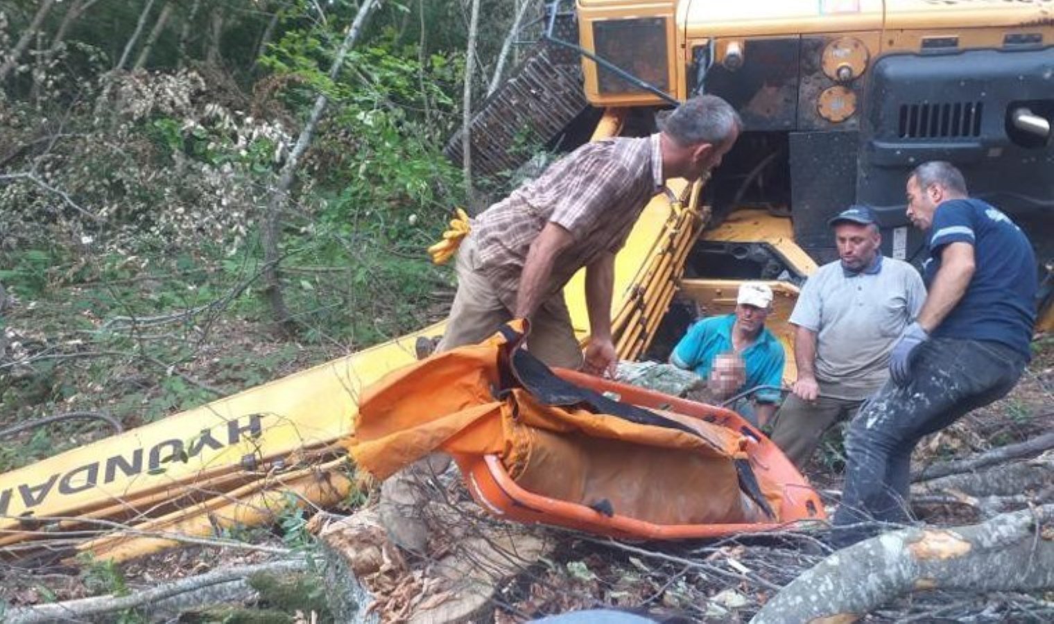 İş makinesi dik yamaçtan 50 metre uçtu: Operatör altında kaldı