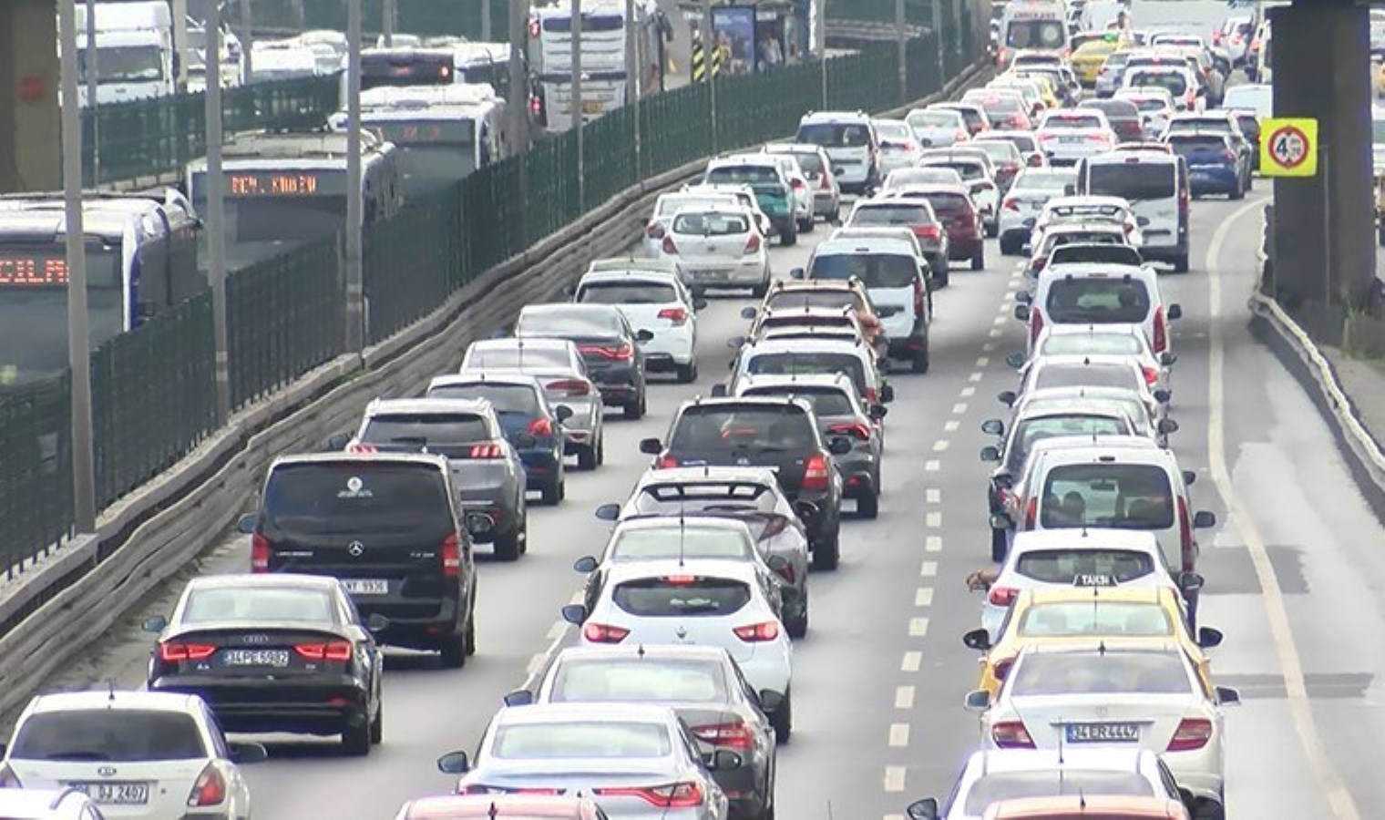 İstanbul’da ‘bayram tatili’ sonrası ilk iş gününde trafik yoğunluğu