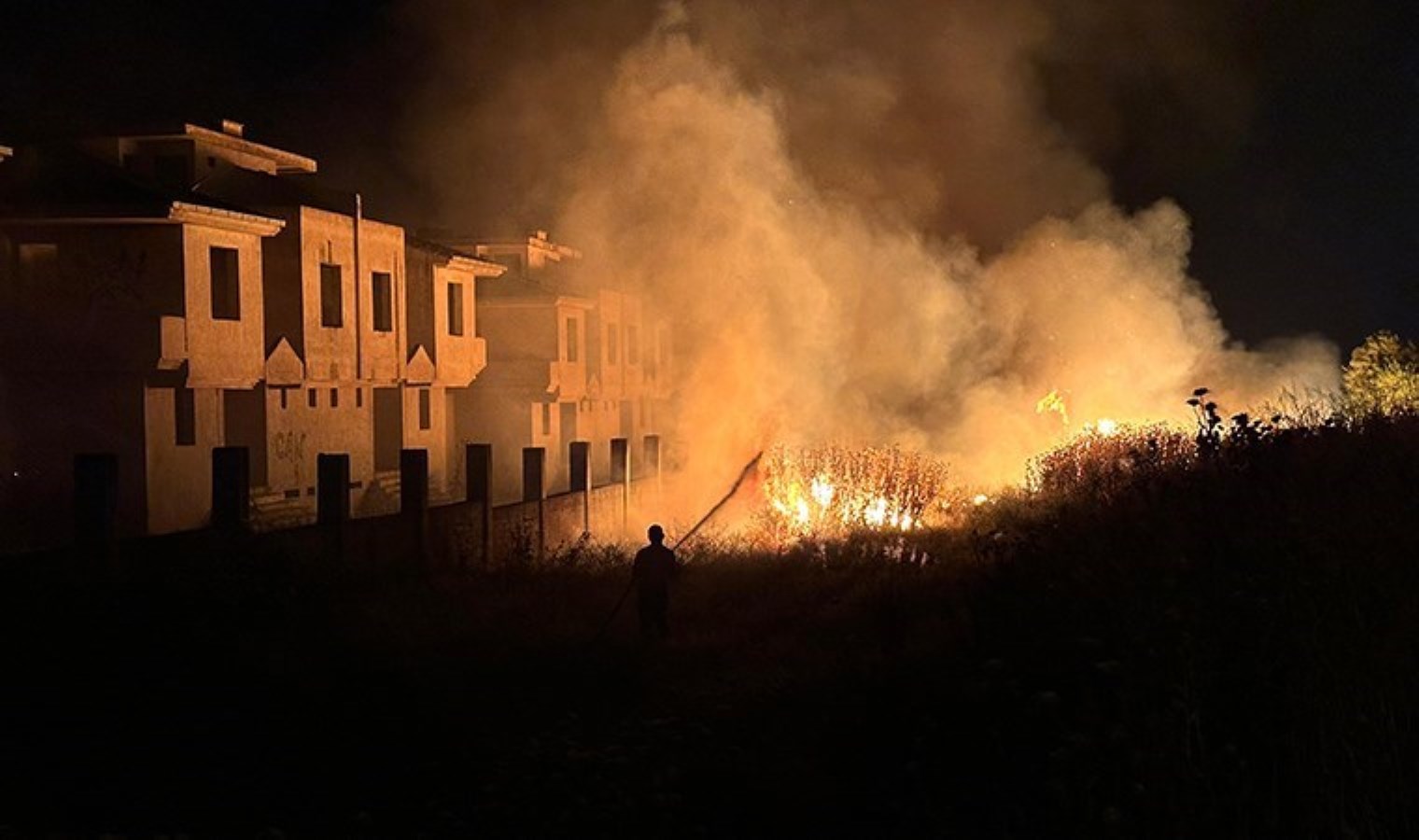 İzmir’de otluk alanda yangın: Alevler 2 metruk villaya sıçradı!