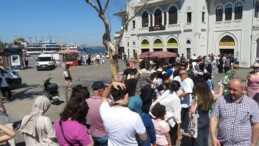 Kadıköy Adalar İskelesi’nde bayram yoğunluğu: Metrelerce kuyruk oluştu