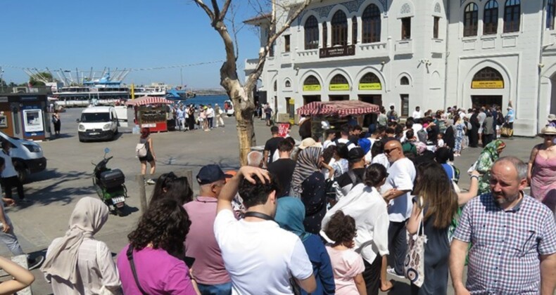 Kadıköy Adalar İskelesi’nde bayram yoğunluğu: Metrelerce kuyruk oluştu