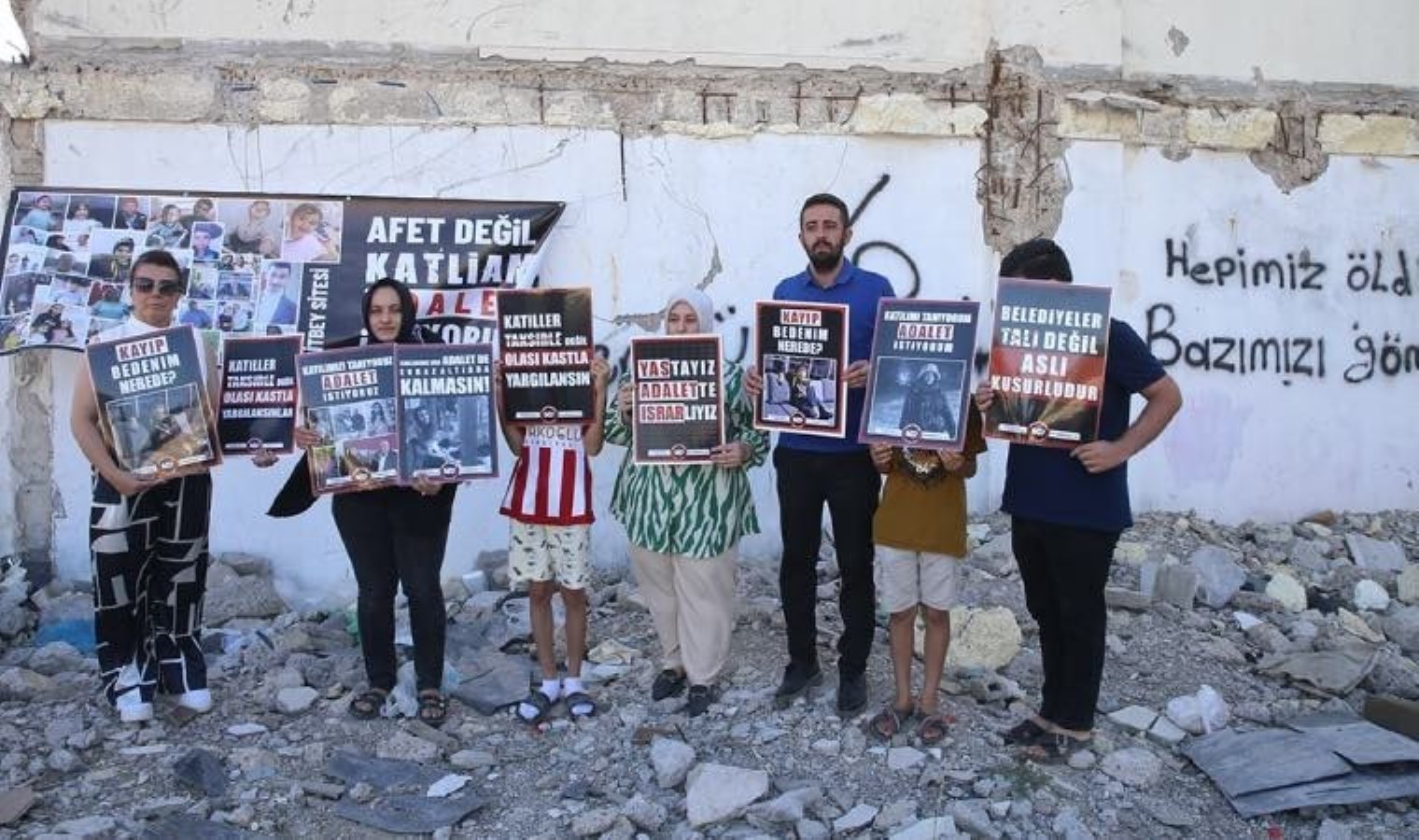 Kahramanmaraş’ta depremde yakınlarını kaybeden aileler basın açıklaması yaptı