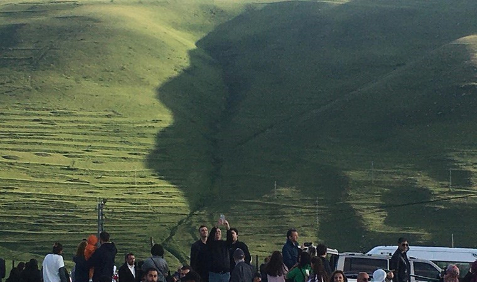 Karadağ’a ‘Atatürk silueti’ yansıdı, yüzlerce kişi akın etti