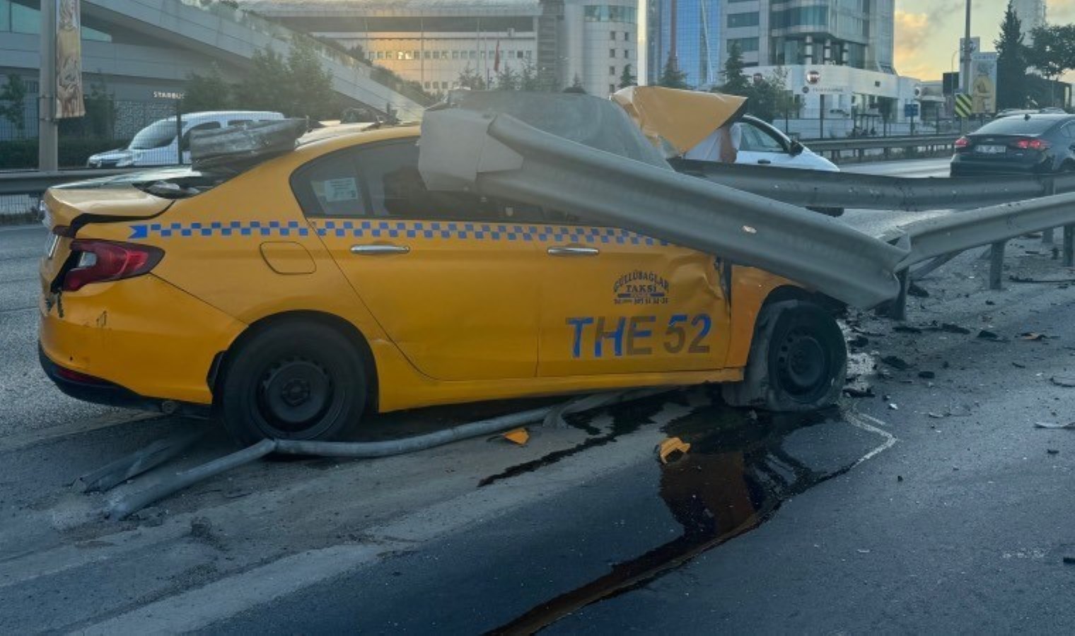 Kartal’da feci kaza… Taksi bariyere saplandı