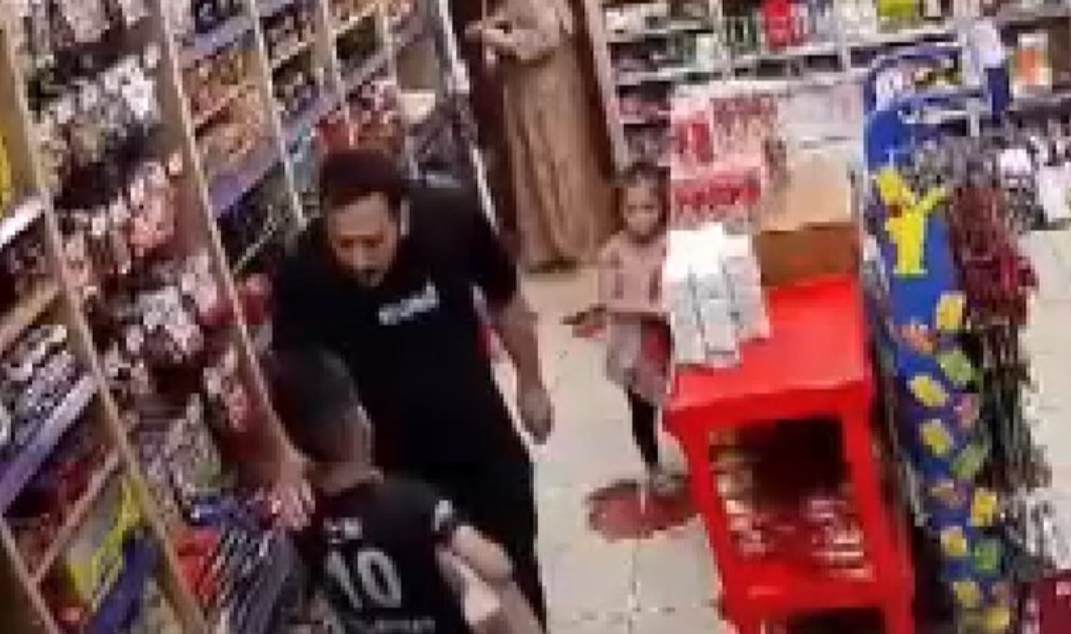 Kızıyla kavga eden çocuğu darbedip ‘Seni öldürürüm’ diye tehditler savurdu