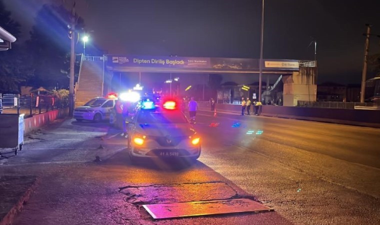 Kocaeli’nde şüpheli ölüm… Üstgeçitten aracın üstüne düşen çocuk hayatını kaybetti