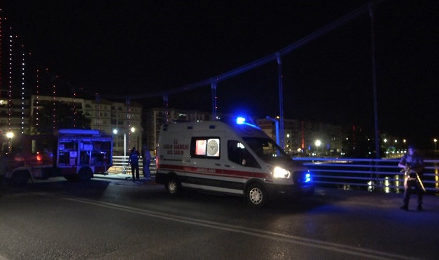 Köprüde intihar girişimi: İki taraflı ulaşım kesildi