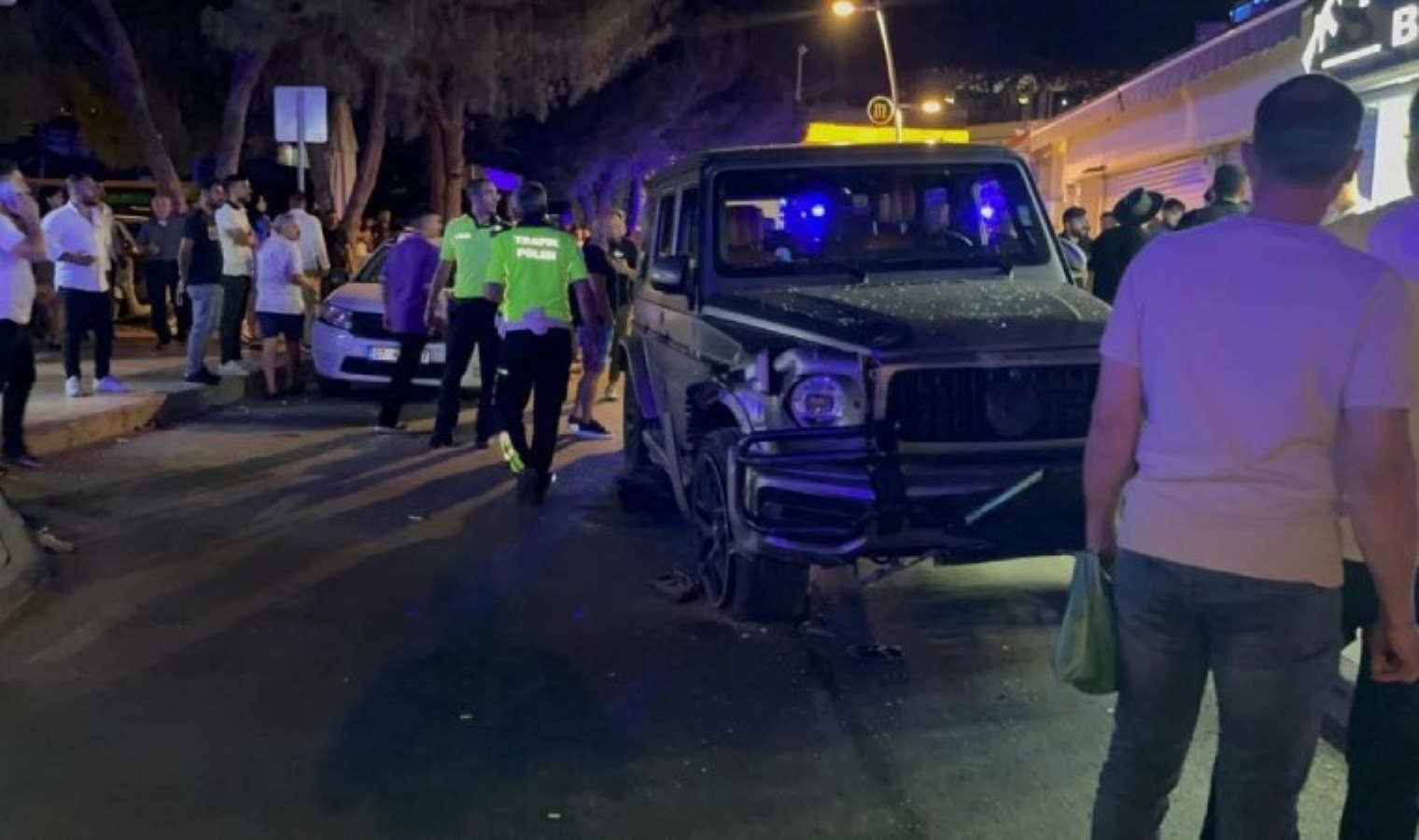 Korkutan anlar… Bodrum’da kalabalığa dalan lüks cip 6 kişiyi ezdi!