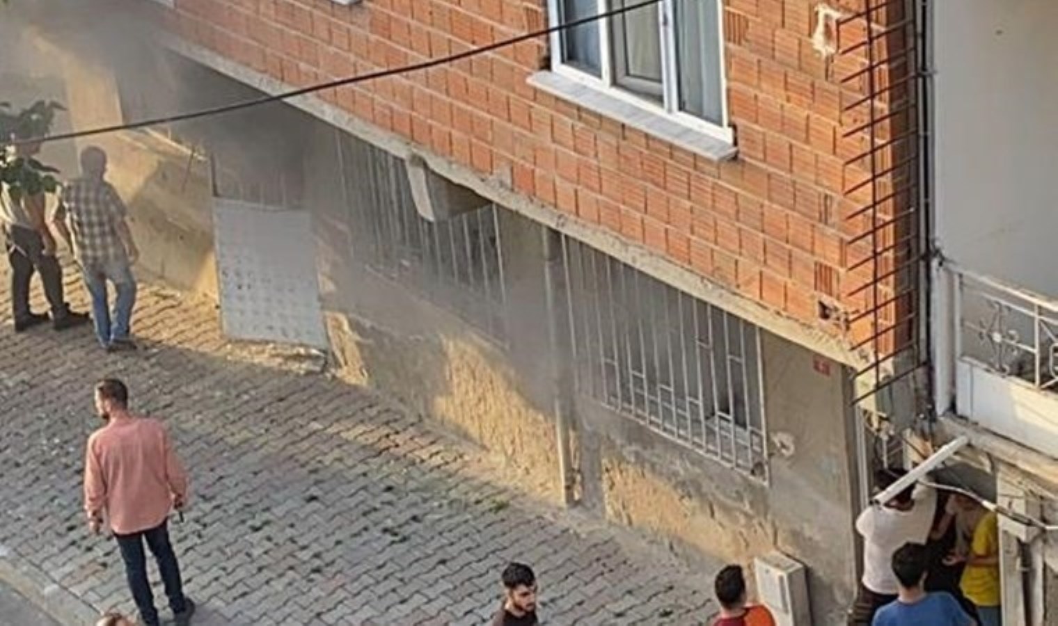 Korkutan yangın… Demir kapıyı elleriyle söküp aileyi kurtardılar