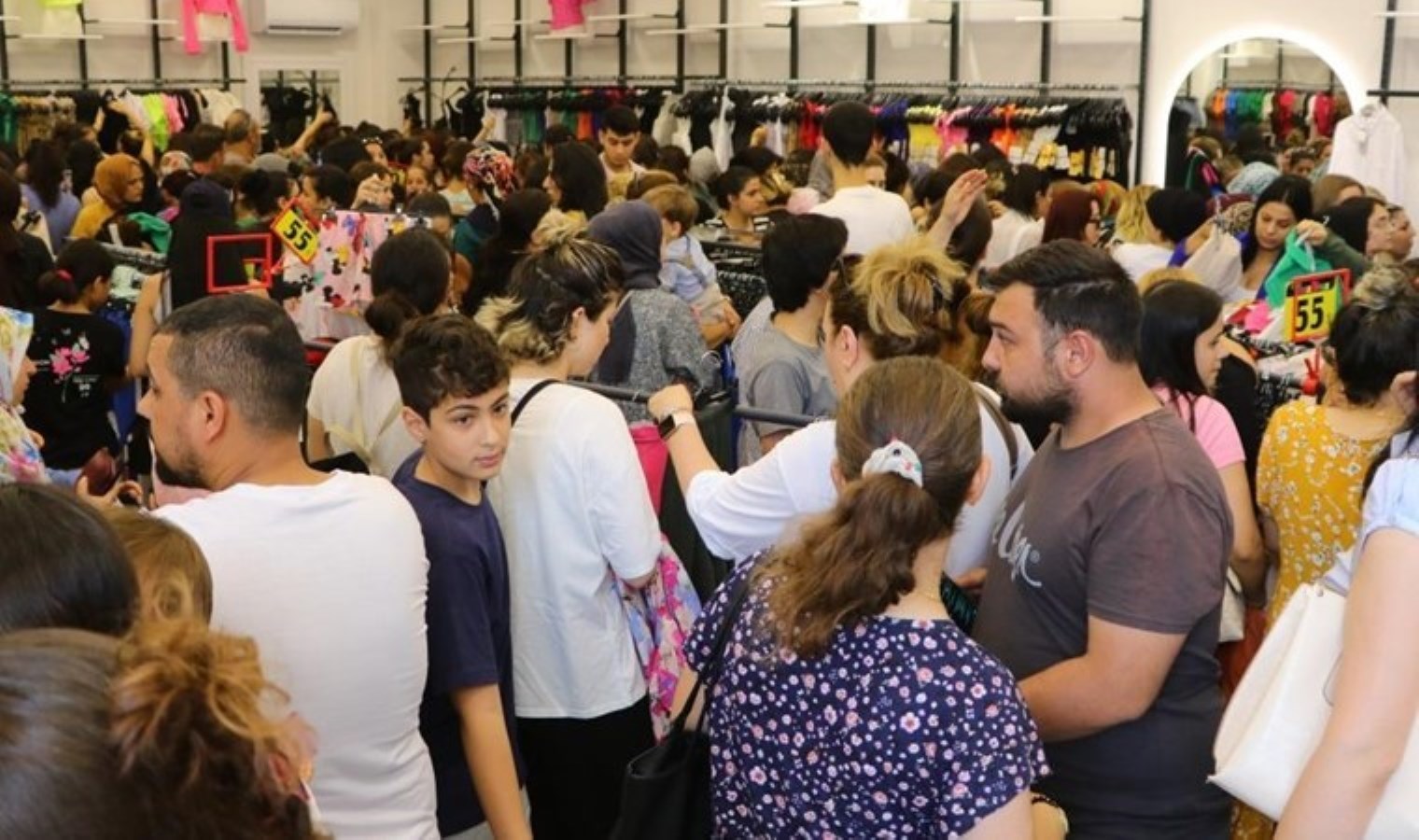 Mağaza açılışında indirimli kıyafet izdihamı