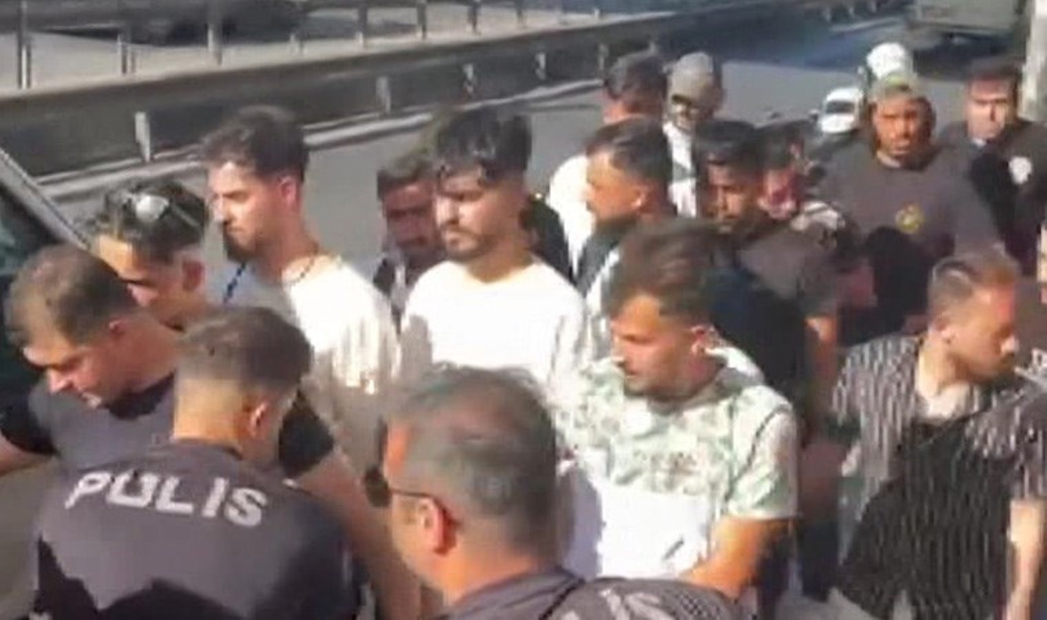 Metrobüs durağında dikkat çektiler: 25 kaçak göçmen yakalandı