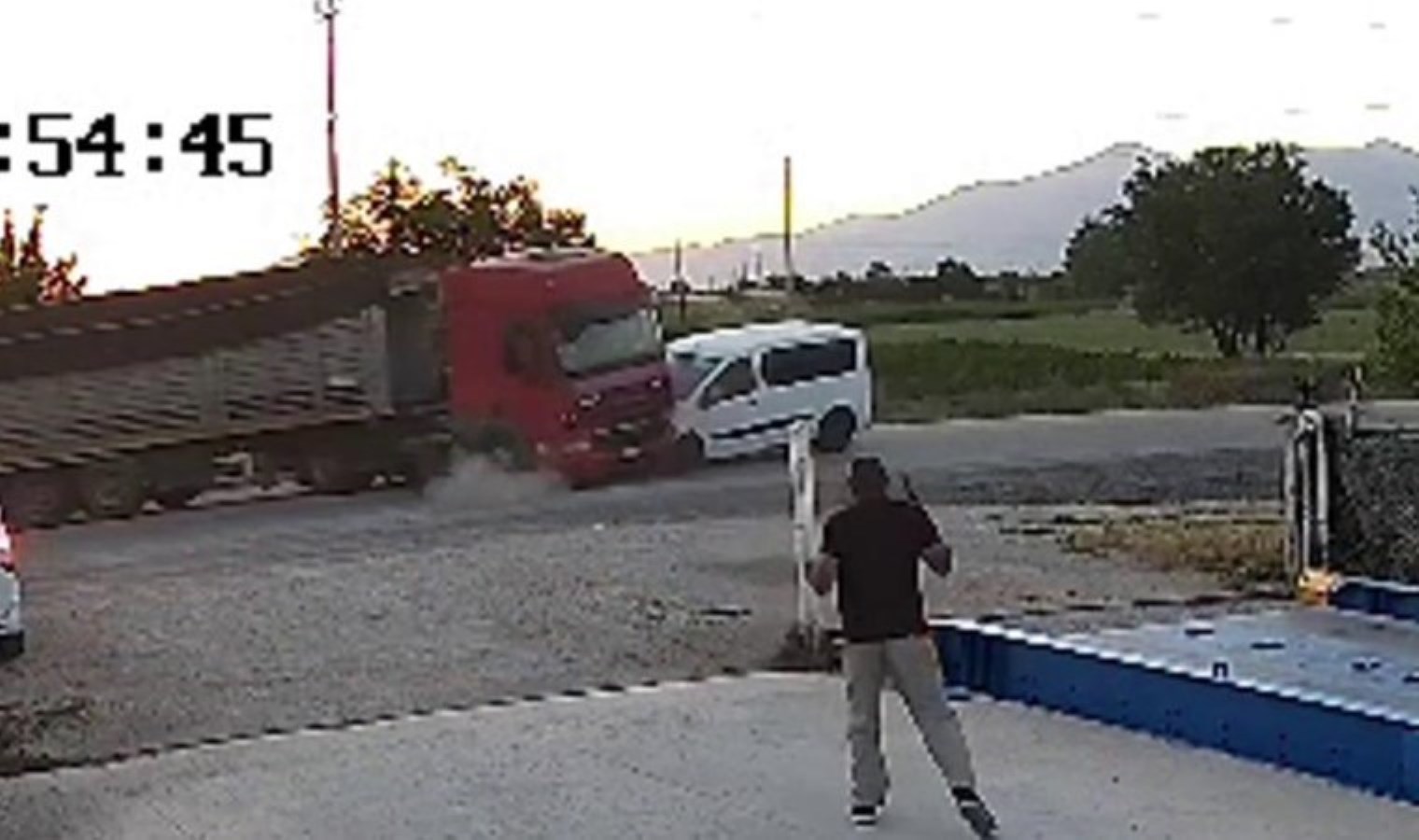 O anlar kamerada… Araç ile TIR çarpıştı!
