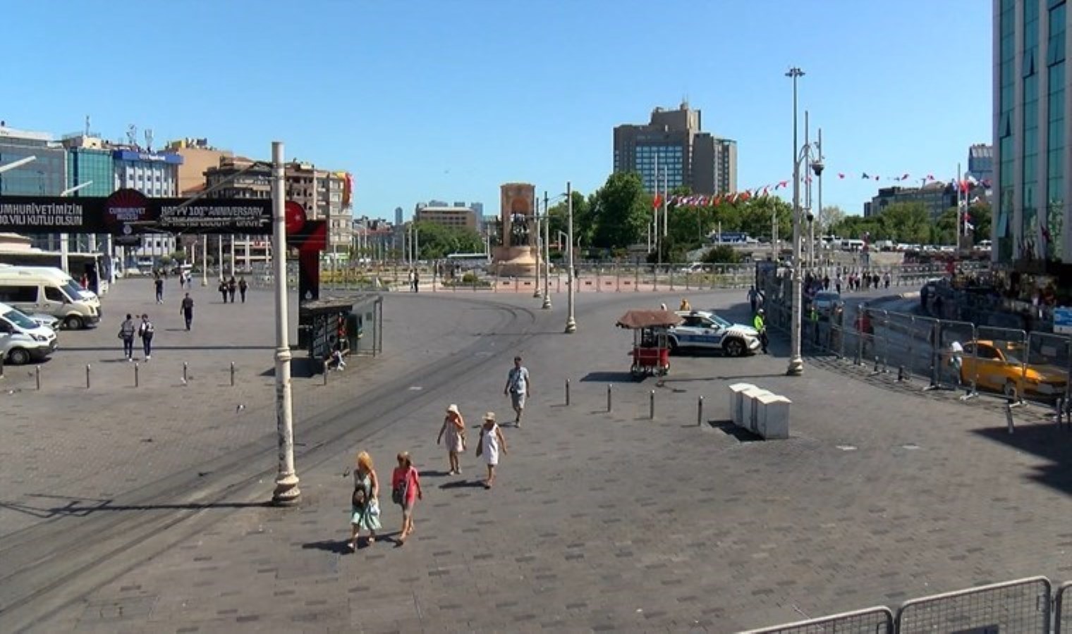 Onur Yürüyüşü’ne izin yok… Taksim Meydanı’na yaya girişi kapatıldı