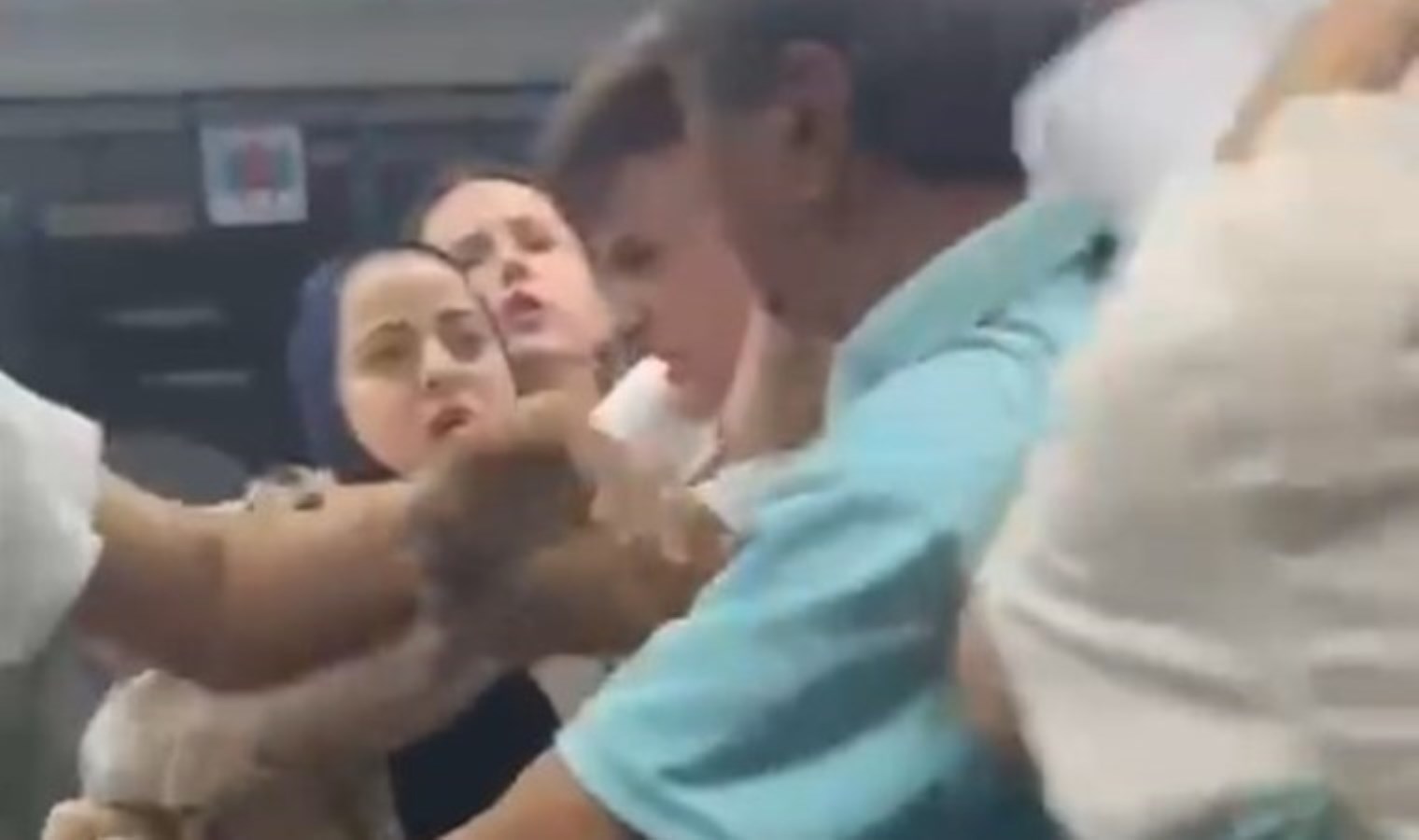 Ortalık savaş alanına döndü: Marmaray’da birbirlerine girdiler!