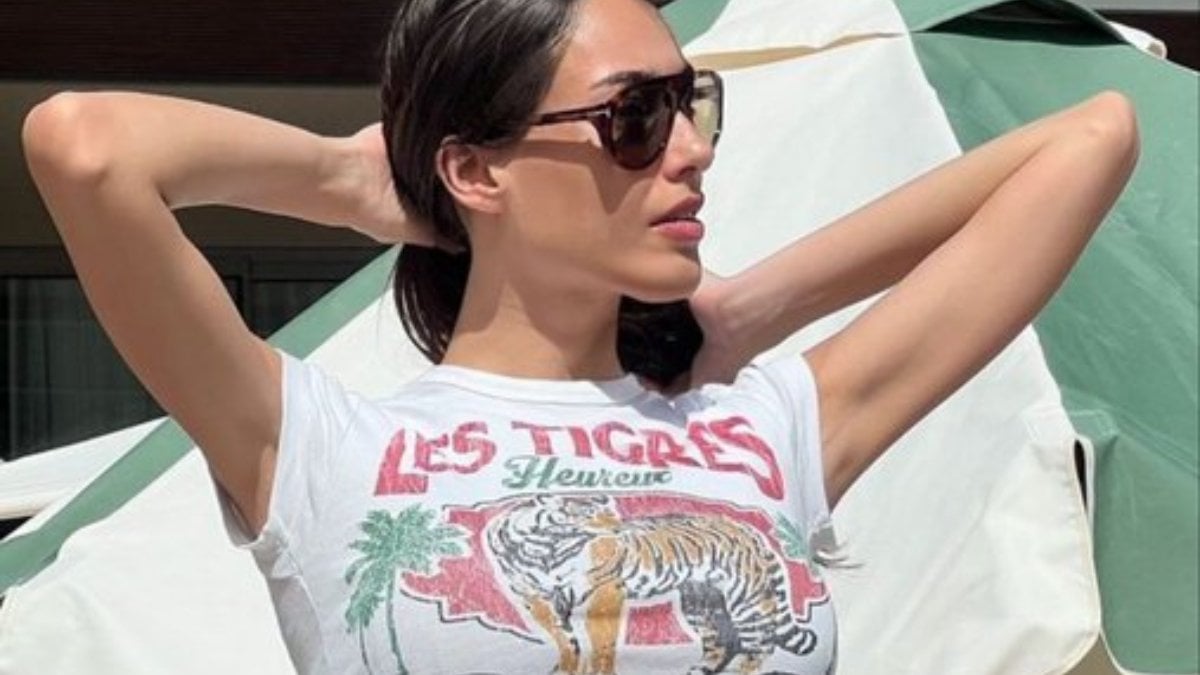 Oyuncu Dilan Çiçek Deniz Yunanistan’da! Kayalıklarda sere serpe poz verdi