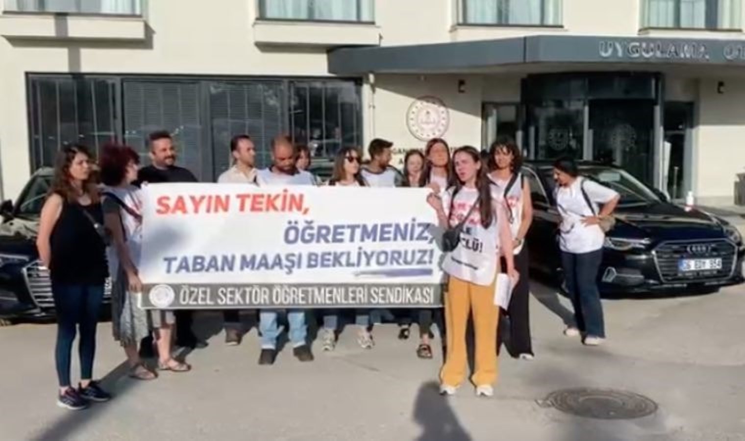 Özel sektör öğretmenlerinden Bakan Tekin’e ‘davet’ protestosu