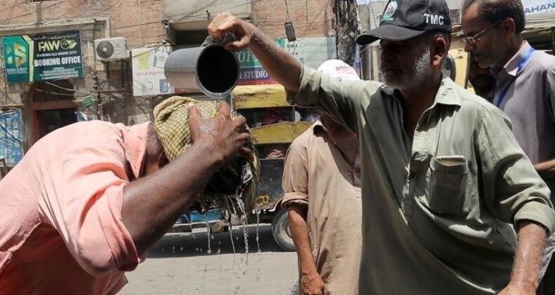 Pakistan’da aşırı sıcaklardan altı günde 500’den fazla kişi öldü