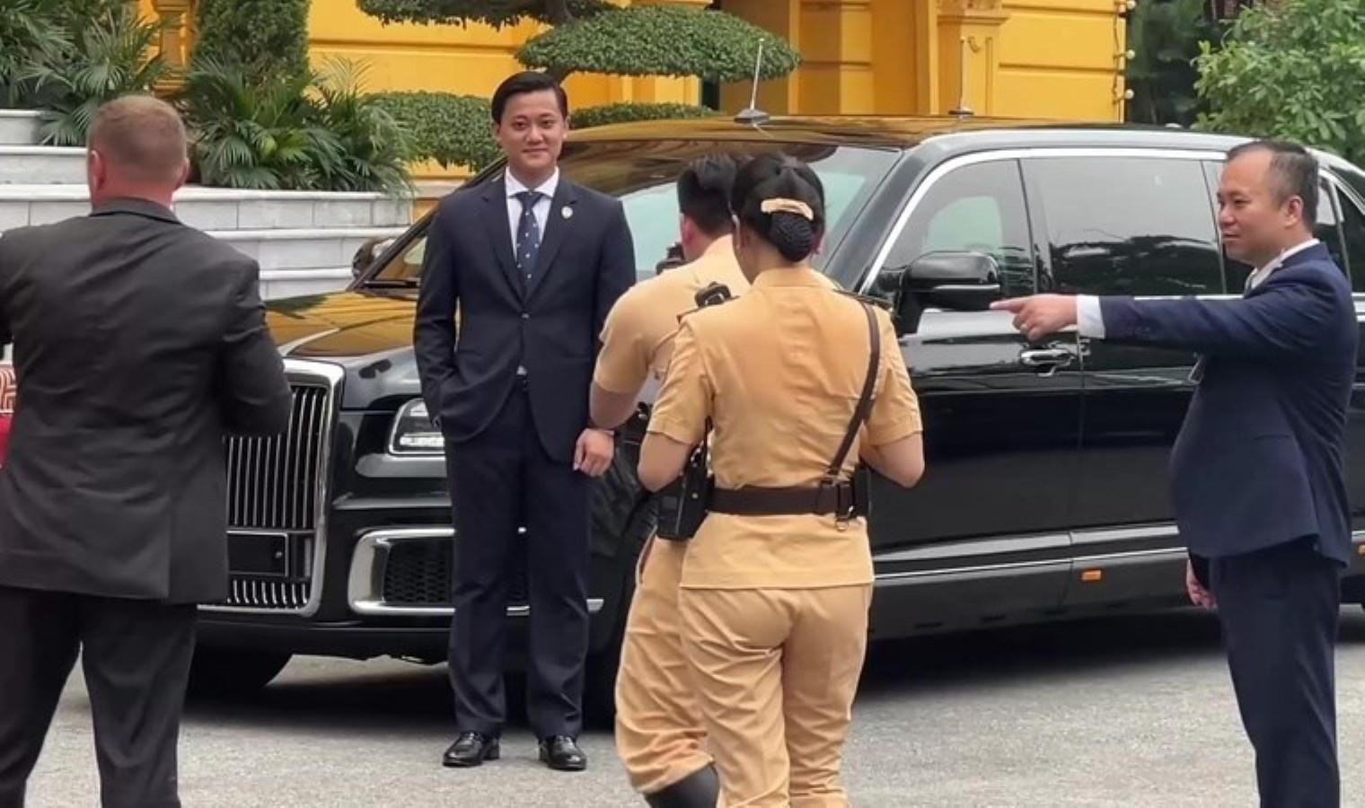 Putin’in limuzinine yoğun ilgi: Fotoğraf çektirmek için sıraya girdiler