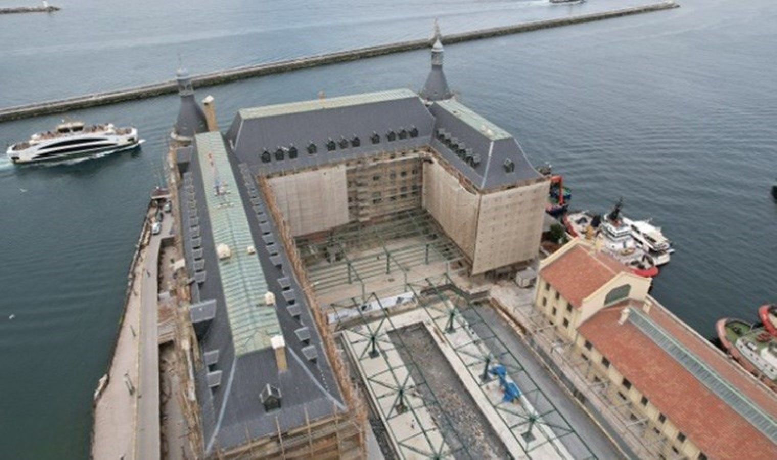 Restorasyonu devam eden Haydarpaşa Garı’n son hali havadan görüntülendi