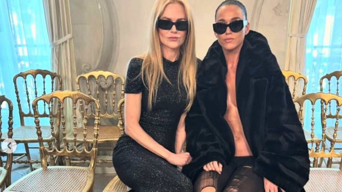 Şakıcı Katy Perry’in tarzı şaşırttı! Yırtık külotlu çorabının üzerine hiçbir şey giymedi