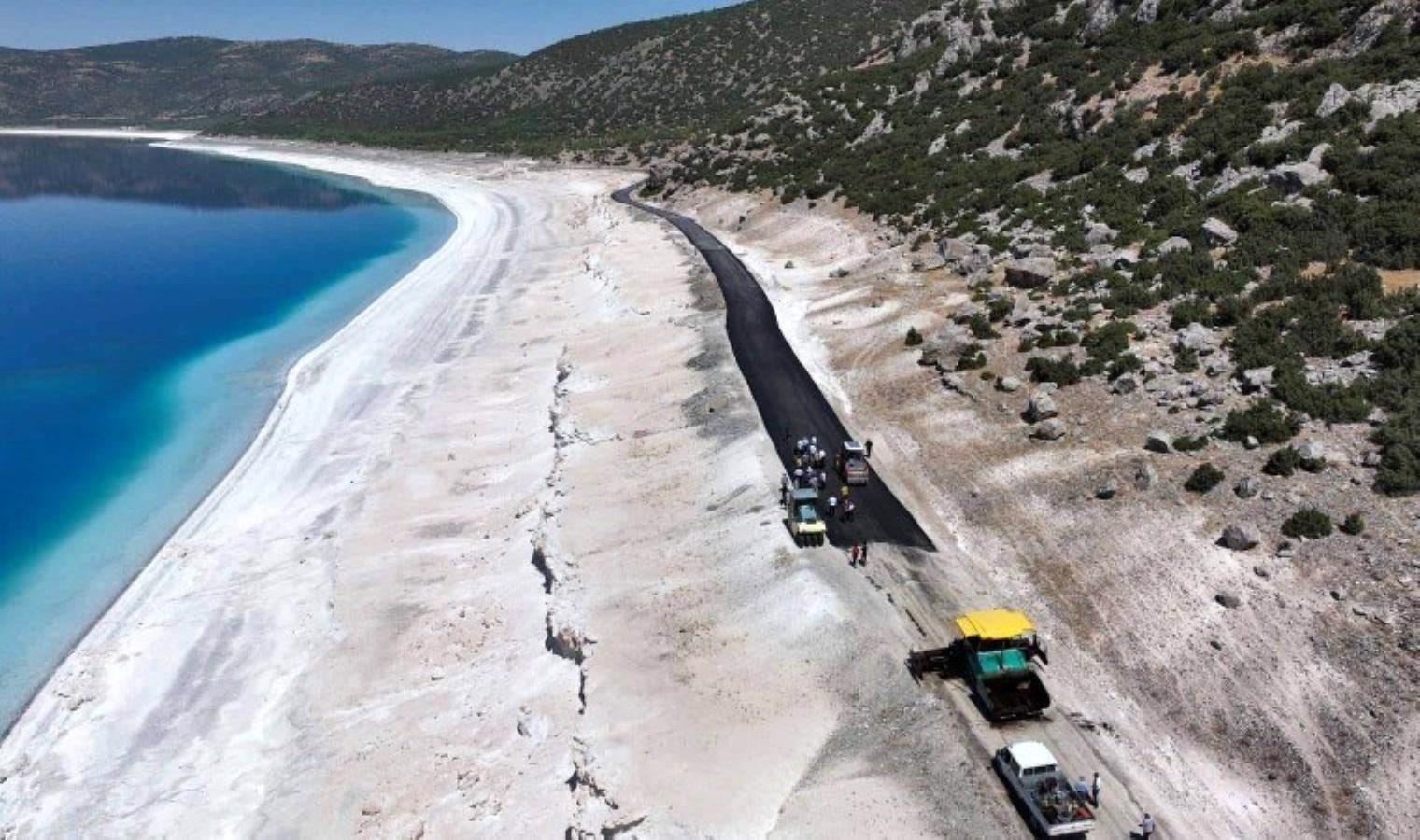 Salda Gölü’ndeki yola ‘asfalt’ tepkisi: ‘Zarar göz ardı edildi’