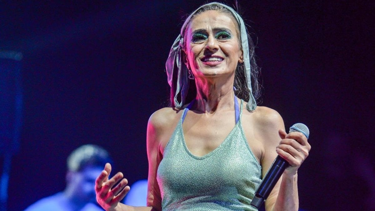 Şarkıcı Yıldız Tilbe mezarın üzerine çıkmak isteyince uyarıldı! O anlar sosyal medyada gündem oldu