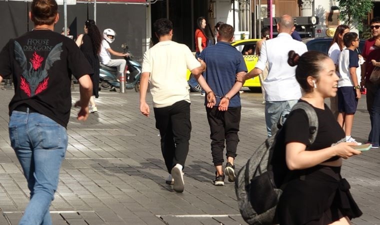 Taksim’de hareketli anlar: ‘Öldürmek istiyorum diye bağırdı, gözaltına alındı