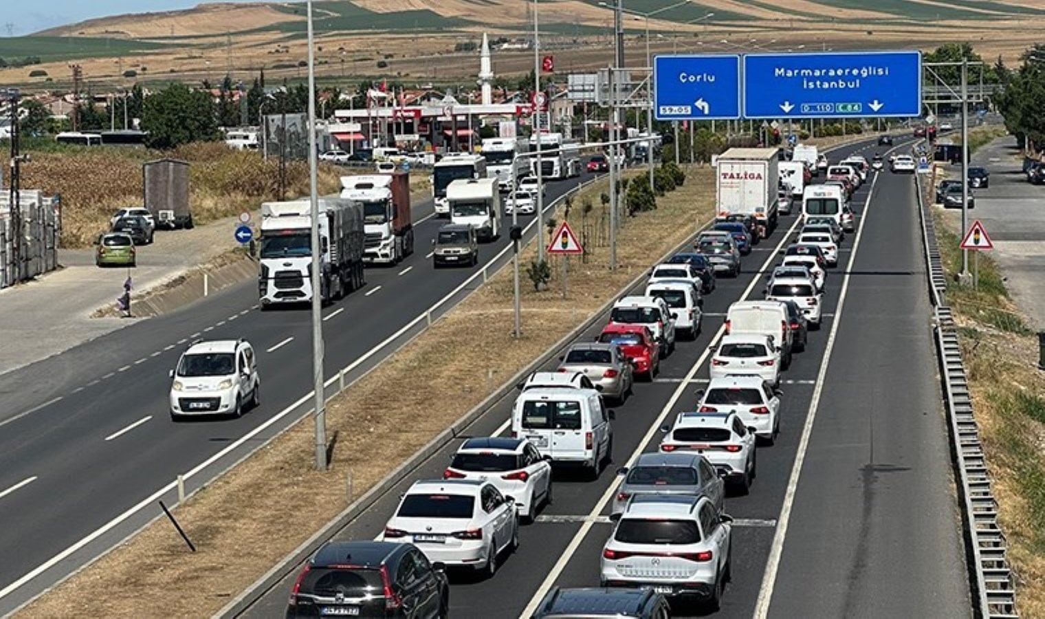 Tatilcilerin dönüş çilesi başladı: Tekirdağ’dan İstanbul yönüne kilometrelerce araç kuyruğu oluştu