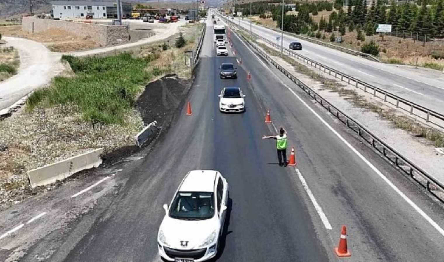 Tatilcilerin dönüş yolcuğu devam ediyor: 43 ilin geçiş güzergahında sıkı denetim