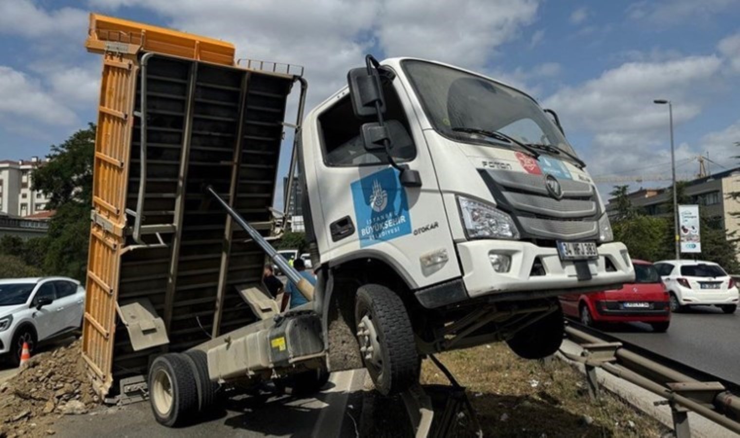 Ümraniye’de damperi açılan İSKİ kamyonu bariyerlere çarptı