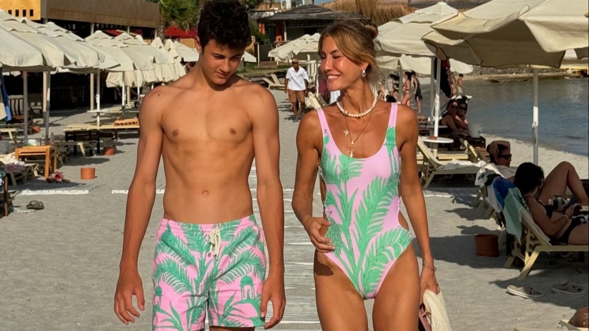 Ünlü manken Çağla Şıkel büyük oğlu Kuzey’le tatil pozu verdi!
